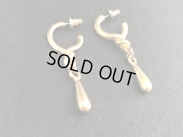 画像2: ゴールドトーン 揺れる ピアス USA (2)