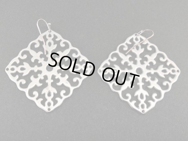 画像4: 大ぶり 透かしデザイン シルバートーン 揺れる ピアス USA (4)