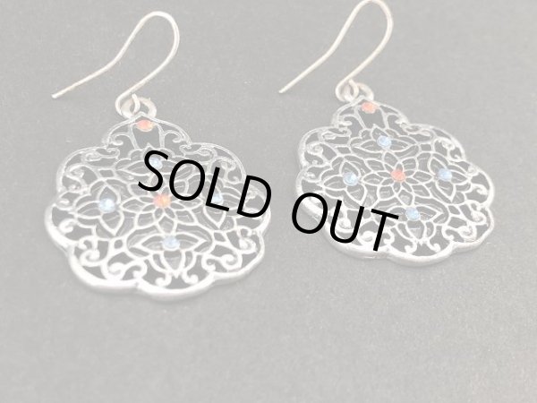 画像2: 透かしデザイン シルバートーン 揺れる ピアス USA (2)