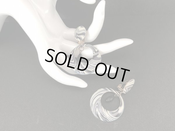 画像4: ブラック ホワイトマーブル 揺れる イヤリング USA (4)