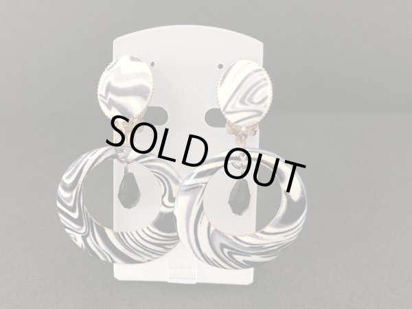 画像2: ブラック ホワイトマーブル 揺れる イヤリング USA (2)