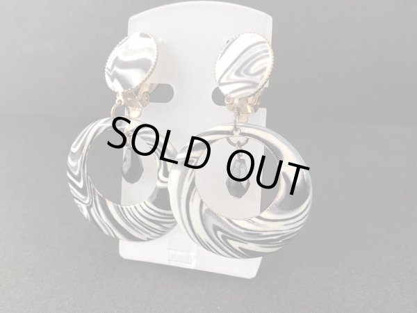 画像3: ブラック ホワイトマーブル 揺れる イヤリング USA (3)