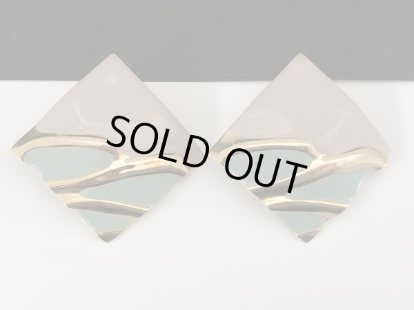 画像2: エナメル ベージュ 淡い水色カラー 大ぶり ピアス USA (2)