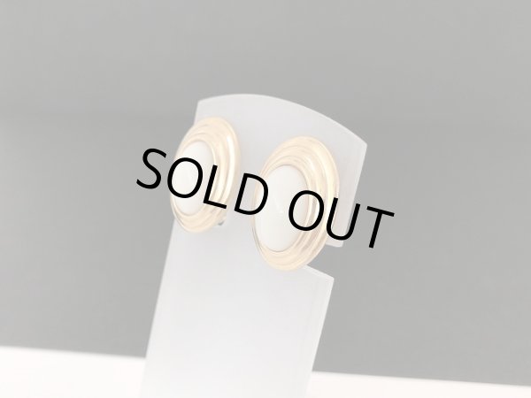 画像2: ゴールドトーン ホワイトカラーカボッション イヤリング USA (2)