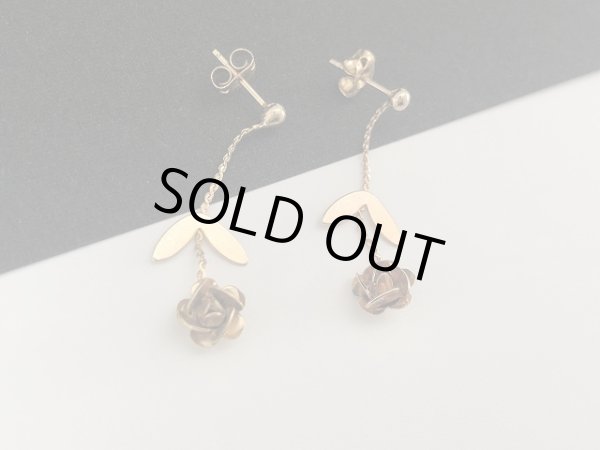 画像2: 華奢なフラワーモチーフ 揺れる ピアス USA (2)