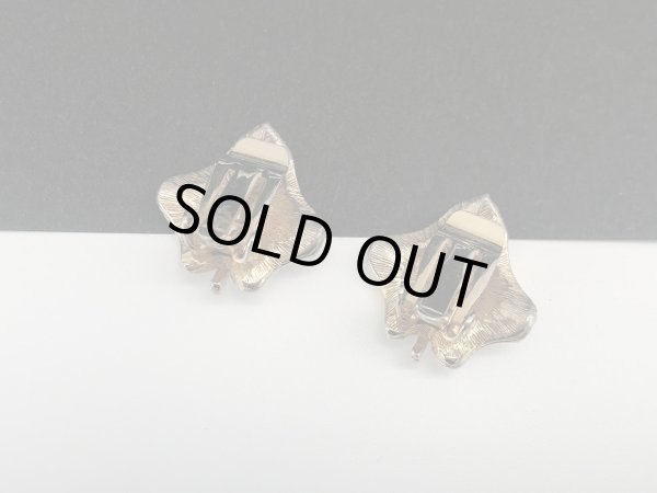 画像4: ゴールドトーン エナメルホワイト リーフモチーフ イヤリング USA (4)