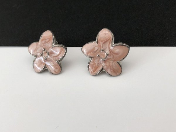 画像2: フラワーモチーフ ピンクマーブルエナメル ピアス USA (2)
