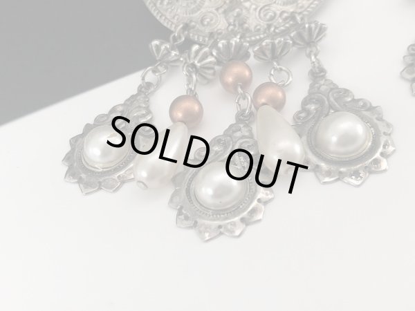 画像4: 大ぶり シルバートーン パールカラーカボッション 揺れる ピアス USA (4)