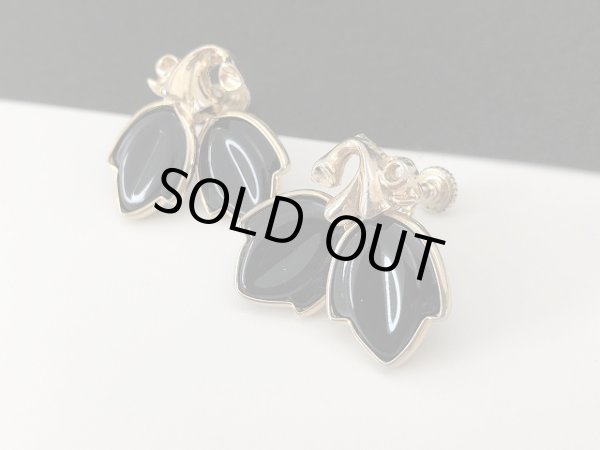 画像2: ゴールドトーン ブラック フラワーモチーフ イヤリング USA (2)