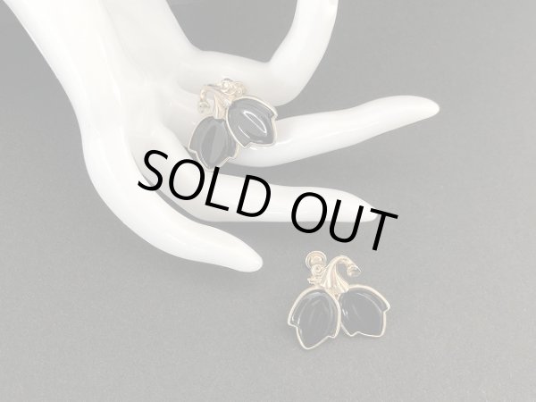 画像4: ゴールドトーン ブラック フラワーモチーフ イヤリング USA (4)