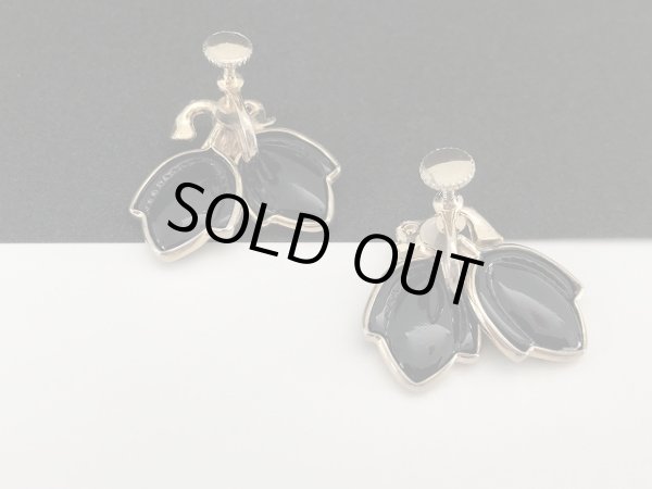 画像5: ゴールドトーン ブラック フラワーモチーフ イヤリング USA (5)