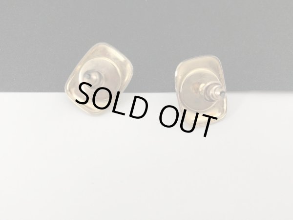 画像4: ゴールドトーン パールカラーカボッション ピアス USA (4)