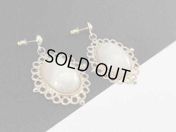 画像4: ゴールドトーン パールホワイトカラーカボッション 大ぶり 揺れる ピアス USA (4)