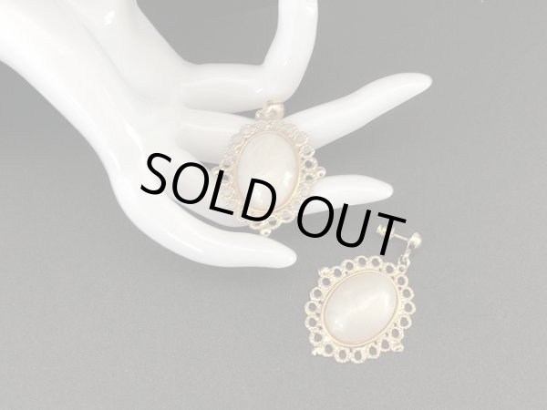 画像5: ゴールドトーン パールホワイトカラーカボッション 大ぶり 揺れる ピアス USA (5)