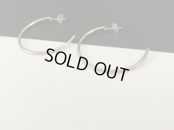 画像2: シルバートーン ラインの細いフープピアス USA (2)