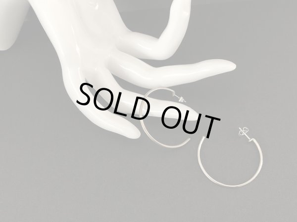 画像4: シルバートーン ラインの細いフープピアス USA (4)