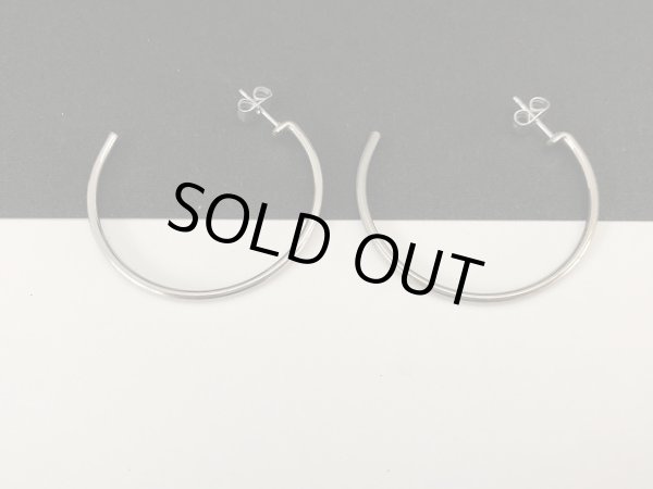 画像5: シルバートーン ラインの細いフープピアス USA (5)