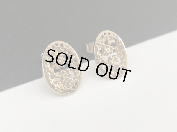 画像2: ゴールドトーン 透かしデザイン 小ぶりなピアス USA (2)