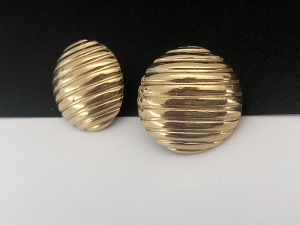 画像2: MONET モネ ゴールドトーン ピアス USA (2)