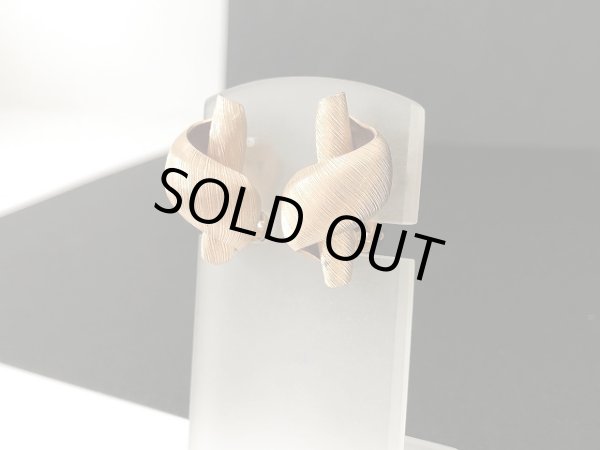 画像2: NAPIER ゴールドトーン デザインイヤリング USA (2)