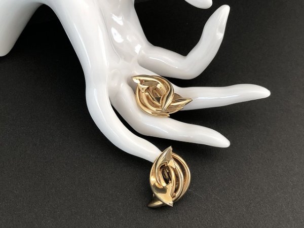 画像4: ゴールドトーン デザインイヤリング USA (4)