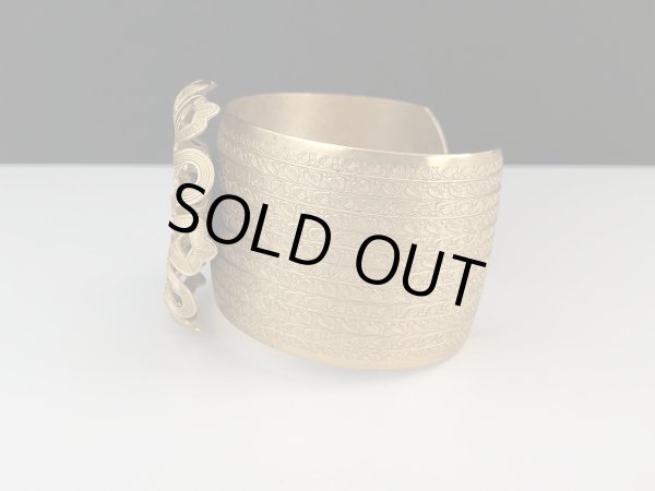 画像3: バングル ブレスレット ゴールドトーン フラワー シェル カフブレスレット USA オールド ヴィンテージ (3)