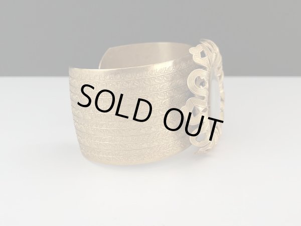 画像5: バングル ブレスレット ゴールドトーン フラワー シェル カフブレスレット USA オールド ヴィンテージ (5)