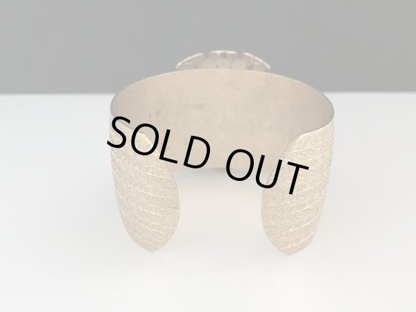 画像4: バングル ブレスレット ゴールドトーン フラワー シェル カフブレスレット USA オールド ヴィンテージ (4)