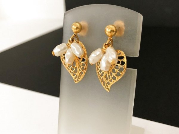 画像2: ゴールドトーン リーフ パール 揺れるピアス USA (2)