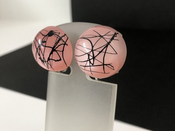 画像2: クリアピンク系×ブラックペイント イヤリング USA (2)