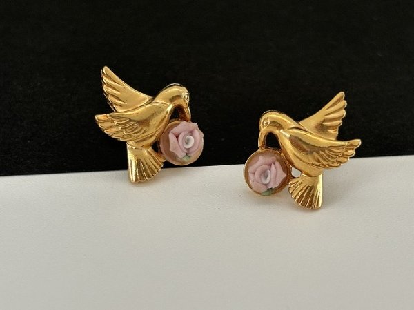 画像2: AVON エイボン ゴールドトーン ハチドリ フラワー デザインピアス USA (2)