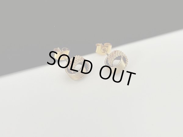 画像2: ゴールドトーン デザインピアス USA (2)